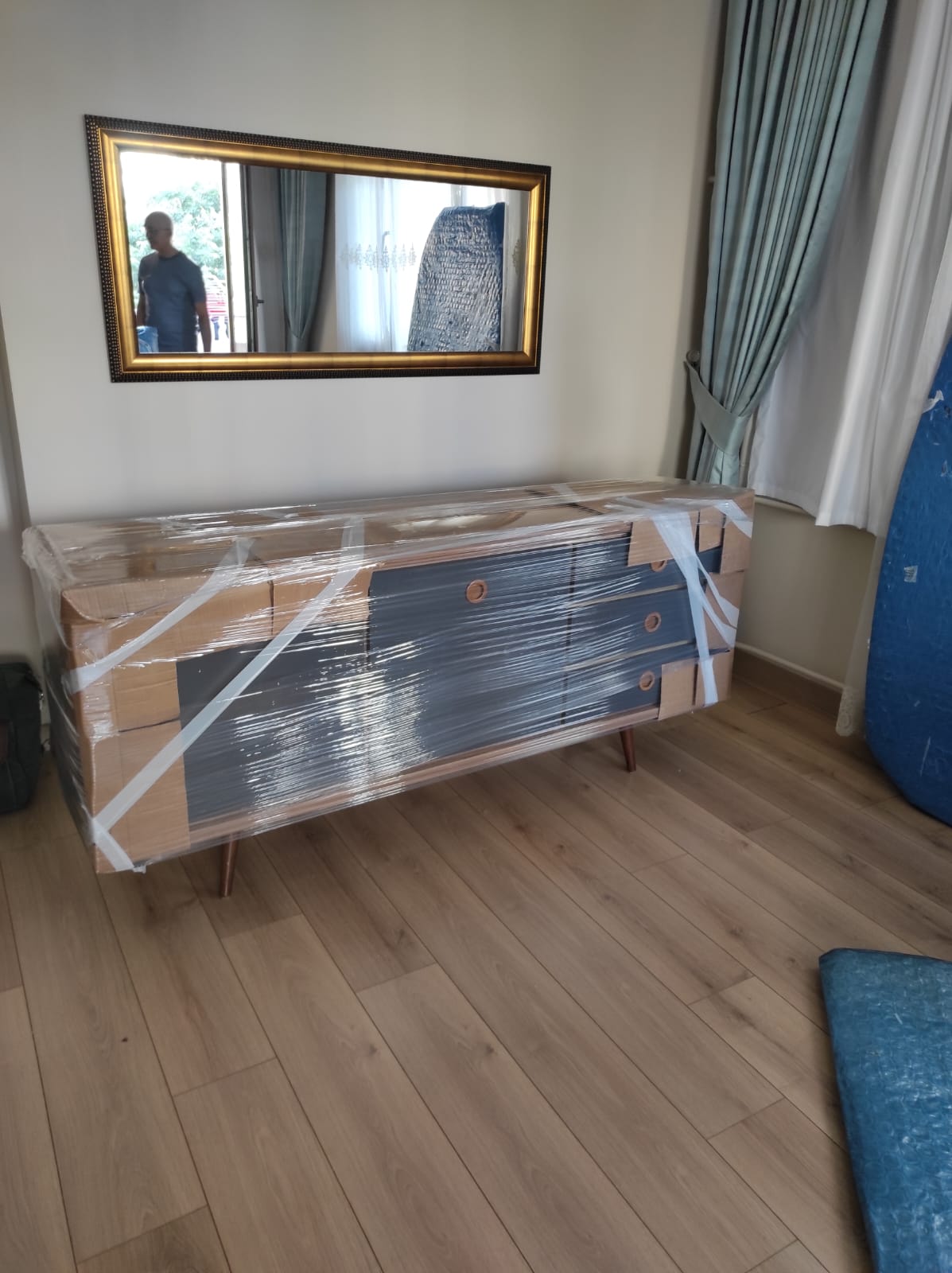 Koruyucu ambalajla sarılmış masa taşınma öncesinde oda içinde.